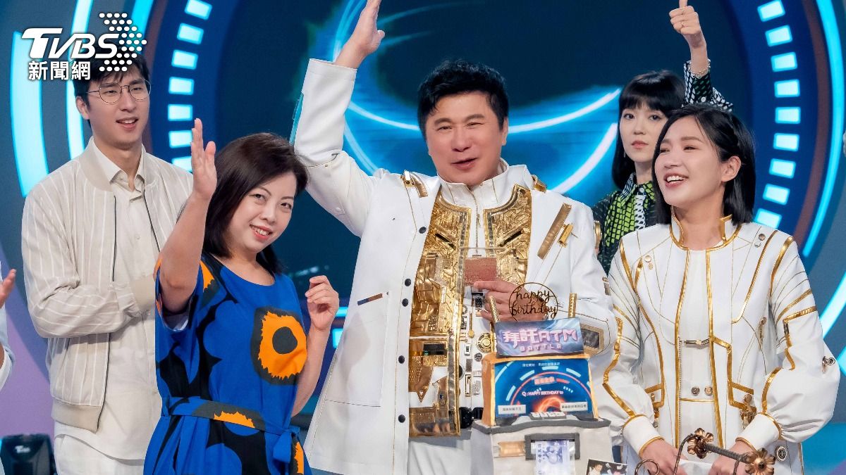 《拜託ATM》團隊為胡瓜慶生。(圖/TVBS)