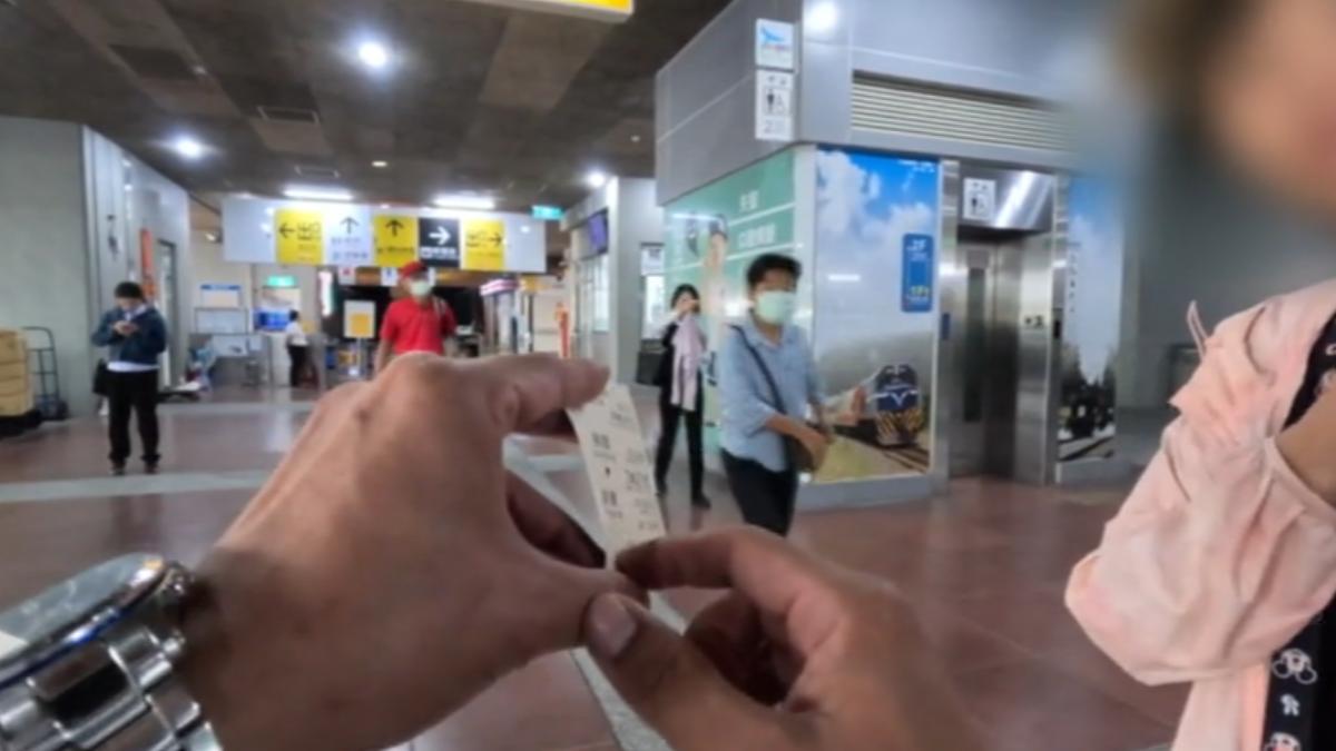 邱姓副站因一名女乘客站在通道出入口等車勸離無效後,當場暴怒大喊「解除契約」。(圖/翻攝自YouTube @Dukoff血汗臺鐵)