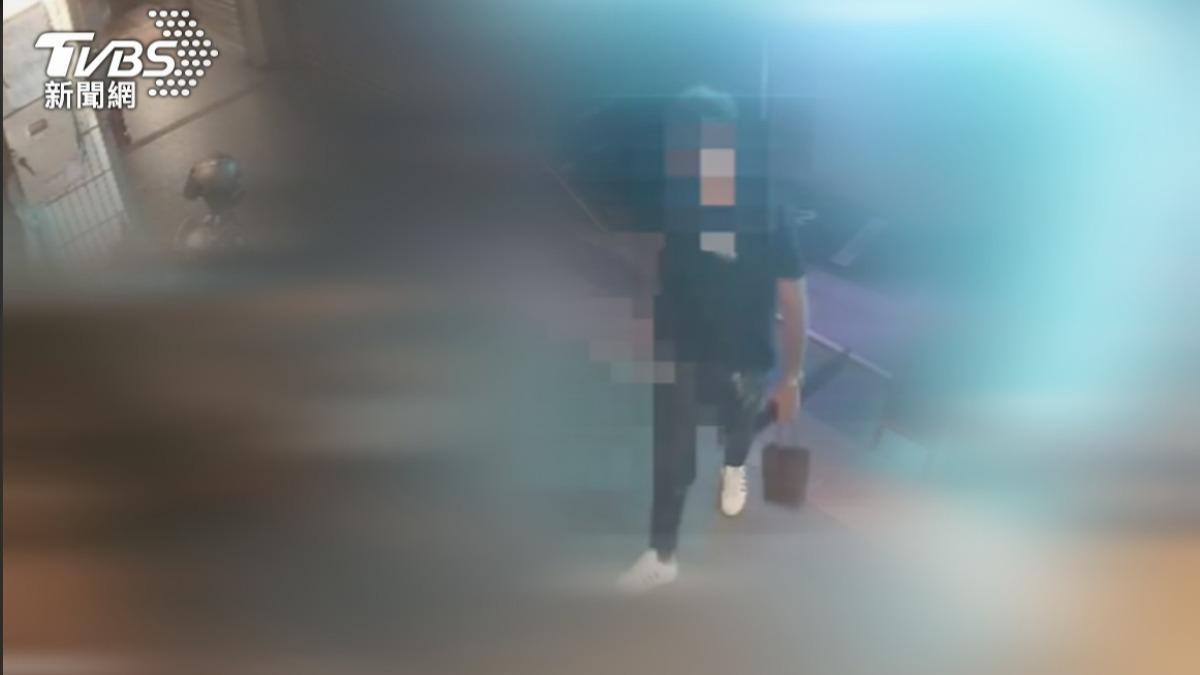 聚餐驚喜!席間返家拿「寶貝」 竟亮刀嚇人