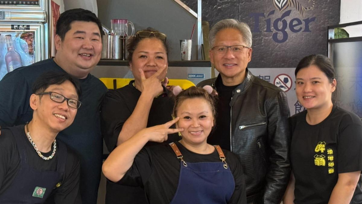 台大演講後夜奔熱炒店！黃仁勳「豪付3萬」結帳喊：免找啦