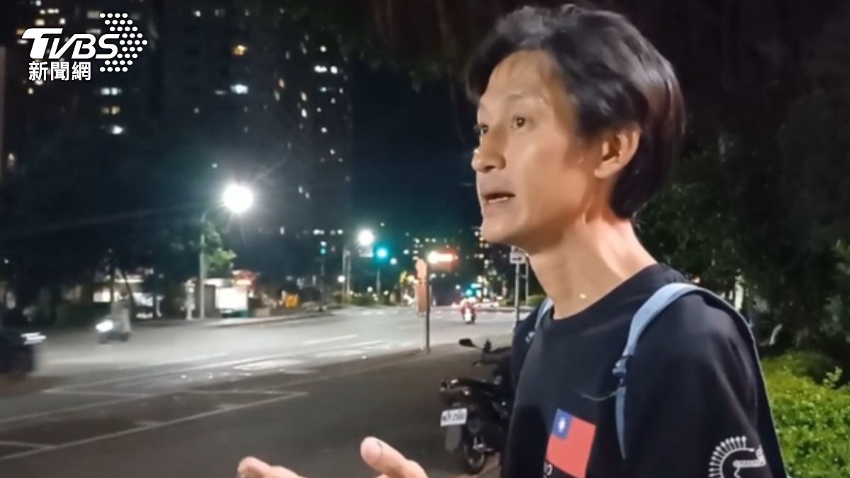 唐治平現身派出所,領取媽媽的死亡證明。(圖/TVBS)