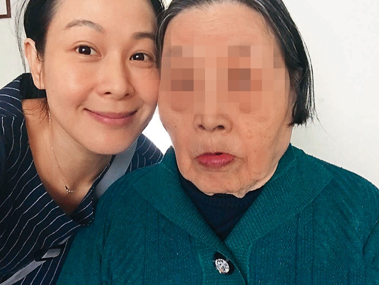 劉若英(左)曾寫到,2歲父母離異後便與祖父母同住,把他們當成父母,老人家也如疼愛兒女般的照護自己。(圖/翻攝自劉若英微博)