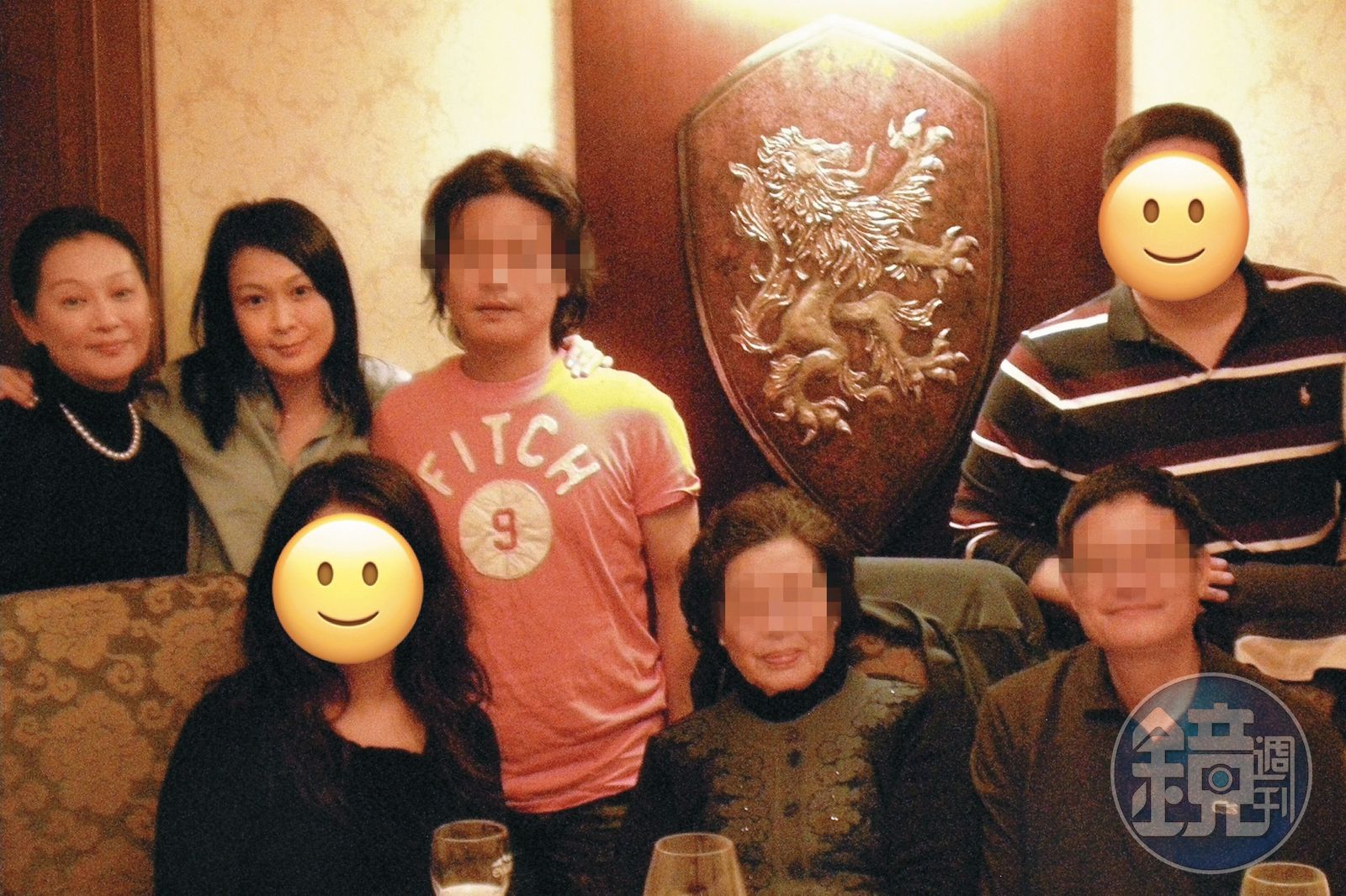 過往劉若英(左二)赴美,常受徐姓姑丈(前排右)一家照顧,也被當成女兒看待,常聚餐聯絡感情,結果因為房產一夕變調。(圖/鏡週刊)