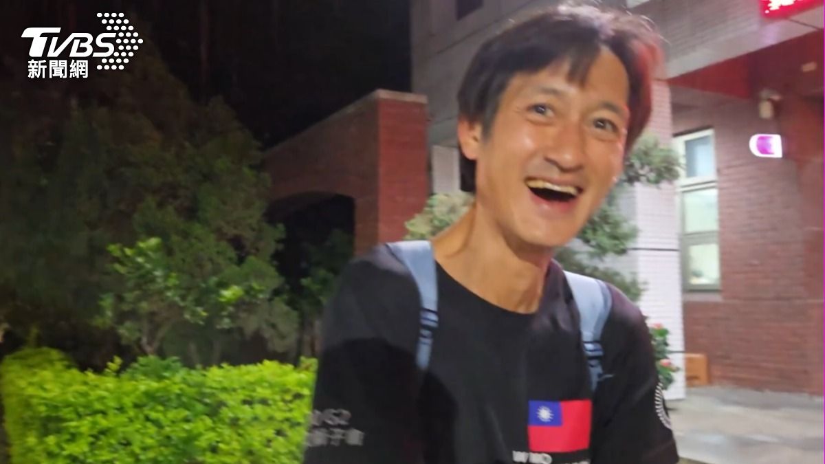 唐治平受訪不時微笑。(圖/TVBS)
