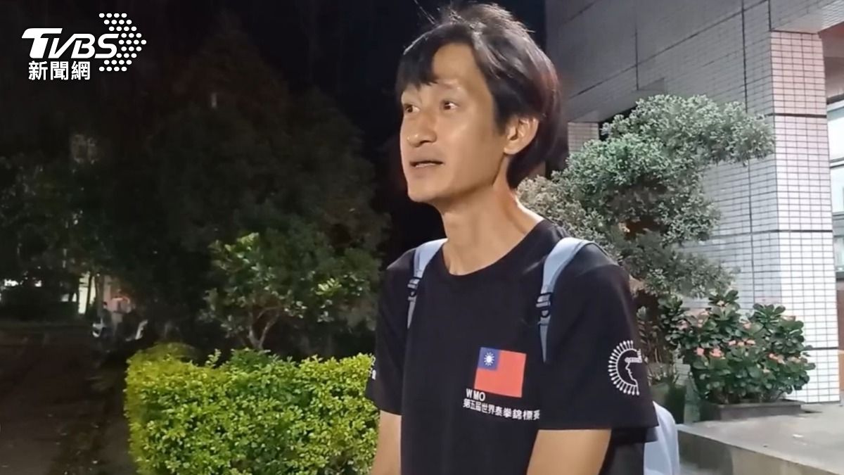 唐治平赴警局領取母親的死亡證明。(圖/TVBS)