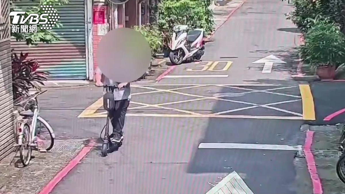 嫌犯騎著滑板車在找尋作案目標。（圖／TVBS）