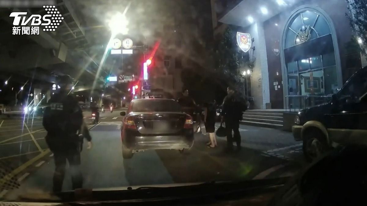 毒蟲的車輛因為爆胎停在警局門口,警方上前關切。(圖/TVBS)