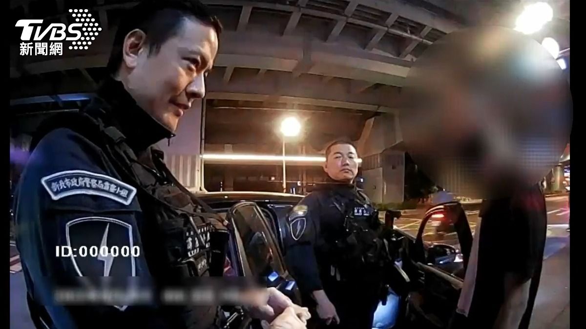 毒蟲的車輛因為爆胎停在警局門口,警方上前關切意外查獲毒菸油。(圖/TVBS)