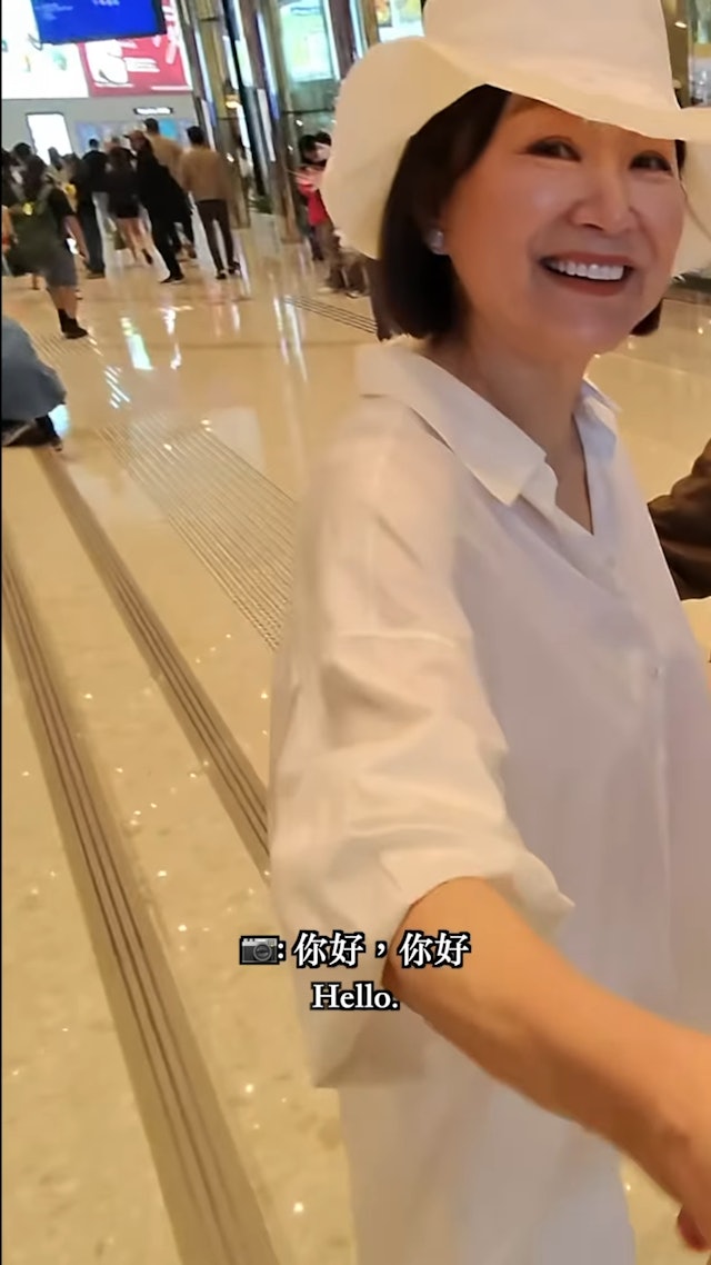 林青霞主動與攝影師握手。（圖／翻攝自 IG） 