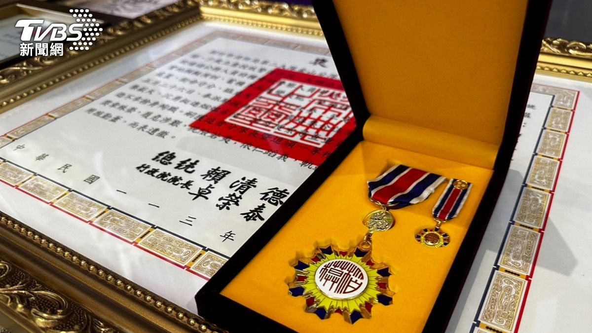 現場頒贈褒揚令。(圖/TVBS)