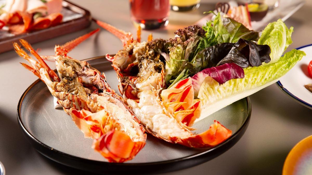 台北萬豪酒店Garden Kitchen 即日起至6月26日止,推出「主餐1+1」優惠。(圖/業者提供)