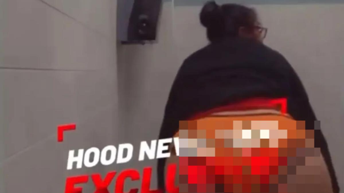 女老師在教室內擺好手機,接著便掀起衣物、露出胸部、臀部。(圖/翻攝自X@Libs of TikTok)