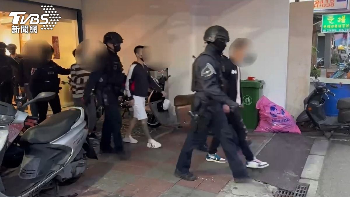 警方攻堅詐團據點，一舉逮捕7名黑幫詐團成員。（圖／TVBS）