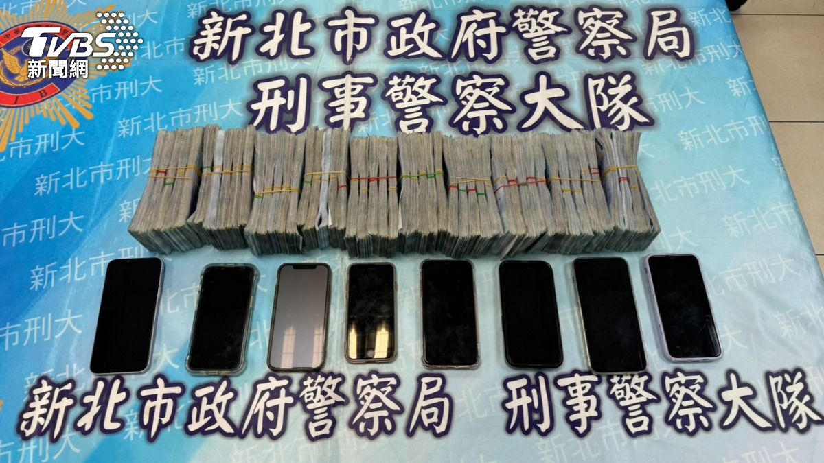 警方查扣4百多萬元贓款以及犯罪手機。（圖／TVBS）