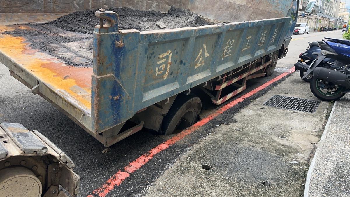 疑地震又連日雨!台中大里驚現「塌陷天坑」 貨車後輪被吃掉