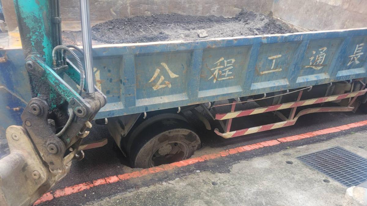 有台水公司施工的小貨車,右後輪陷入坑洞動彈不得。(圖/市議員江和樹提供)