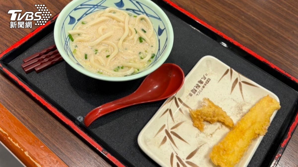 噁心!美食街偷吃「人家吃過的麵」 男辯稱:以為沒人吃
