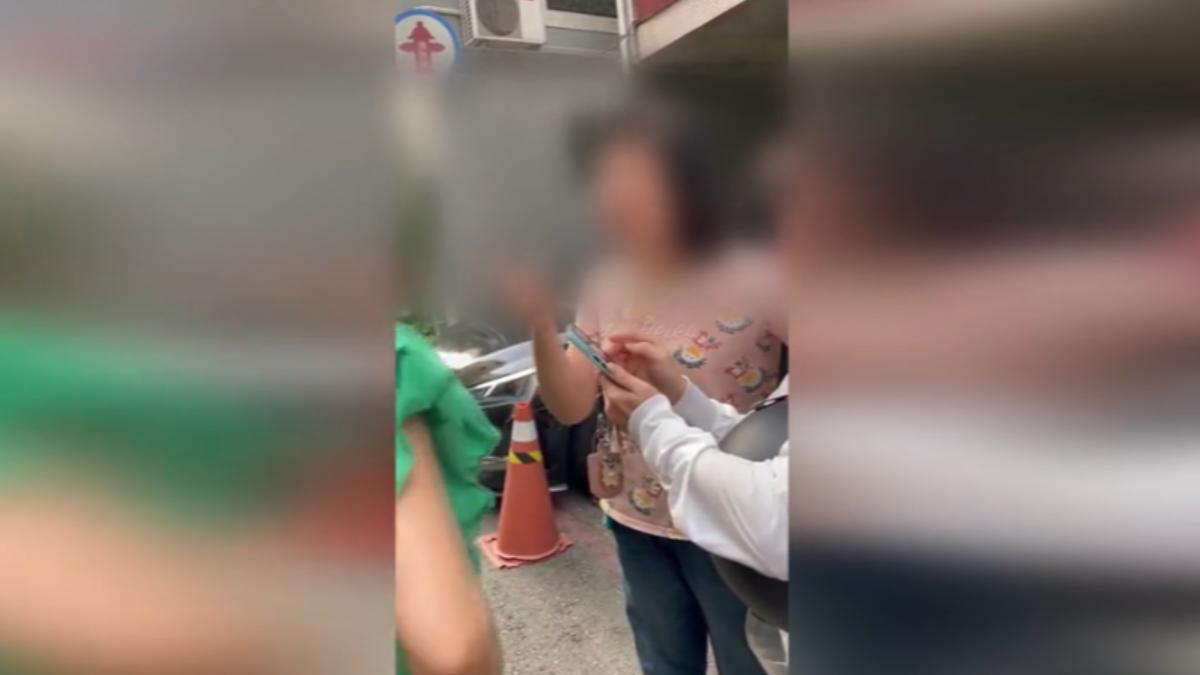 停車擋路不滿　被要求移車　同巷鄰居互罵撕破臉
