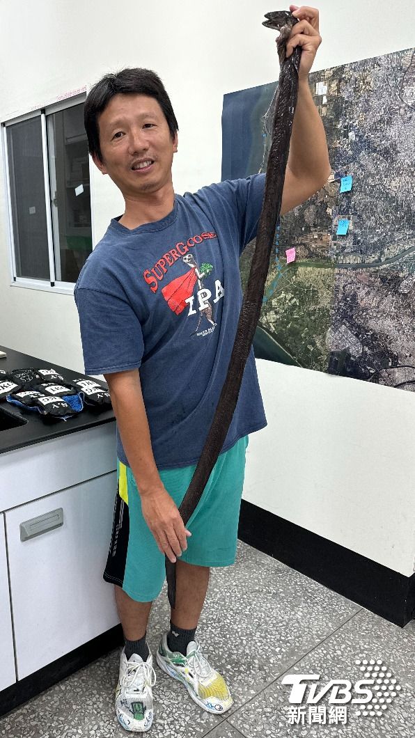 林裕䕒展示鯙科魚類。（圖／國立中山大學）
