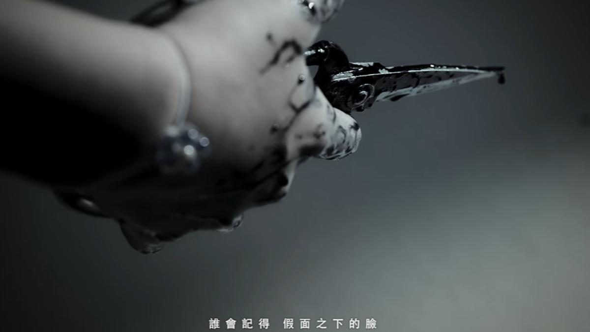 于卉喬在MV拍攝持剪刀攻擊的畫面。(圖/翻攝自YouTube)