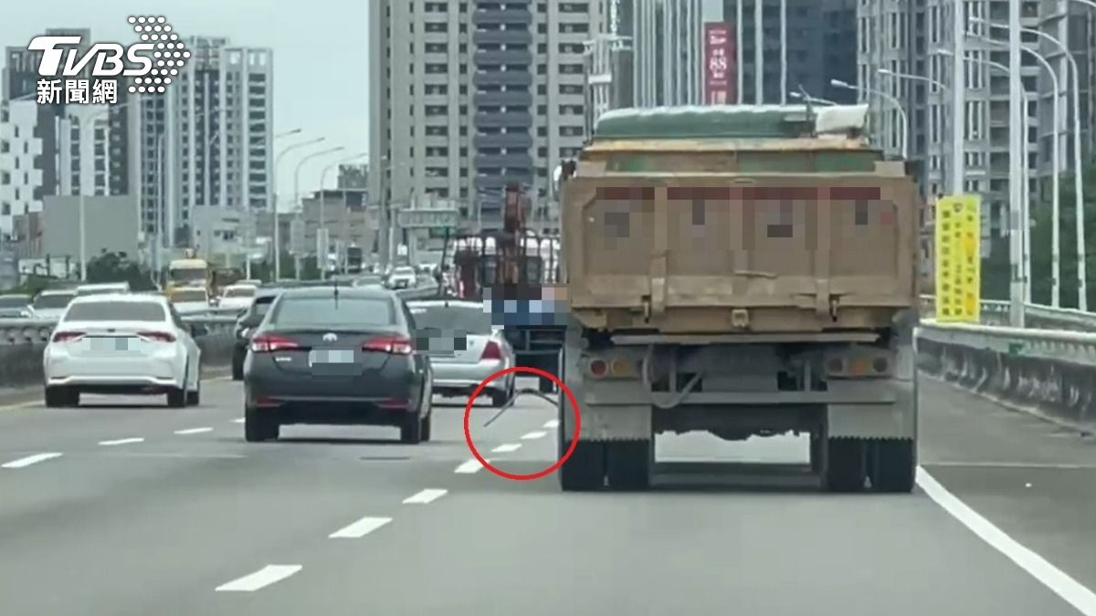 砂石車「插著鋼筋」上路?甩來甩去好危險 警方說話了