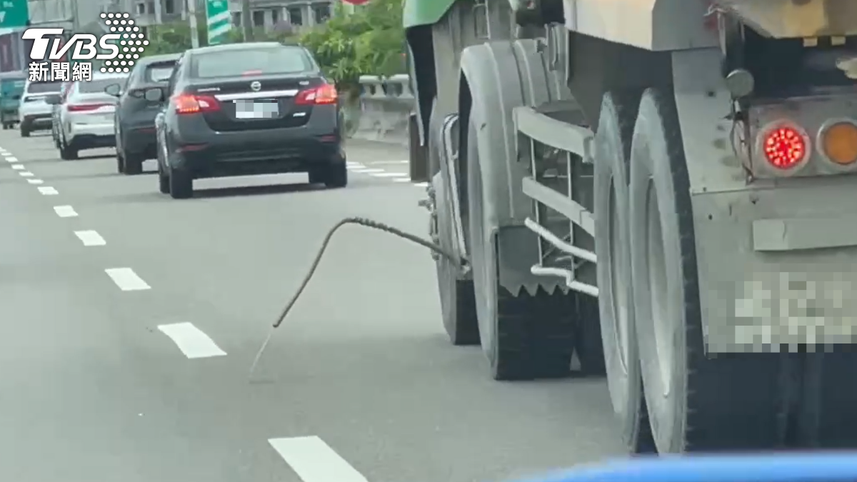 警方認為是車體中的管線露出。(圖/當事民眾授權提供)