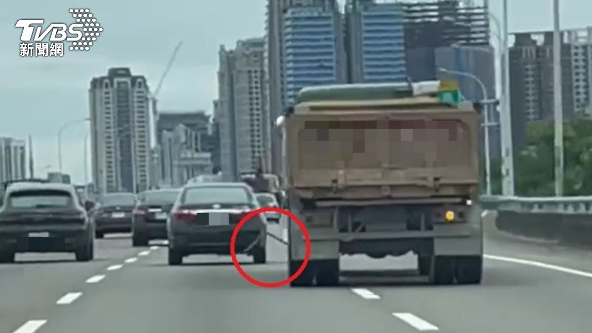 不明物體險觸碰到隔壁車身。(圖/當事民眾授權提供)