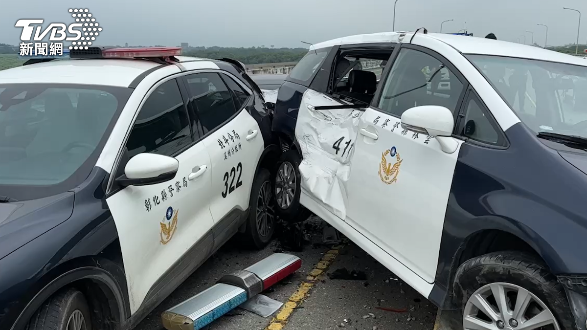 超衰！砂石車爆胎自撞護欄　警方出動巡邏車也被撞