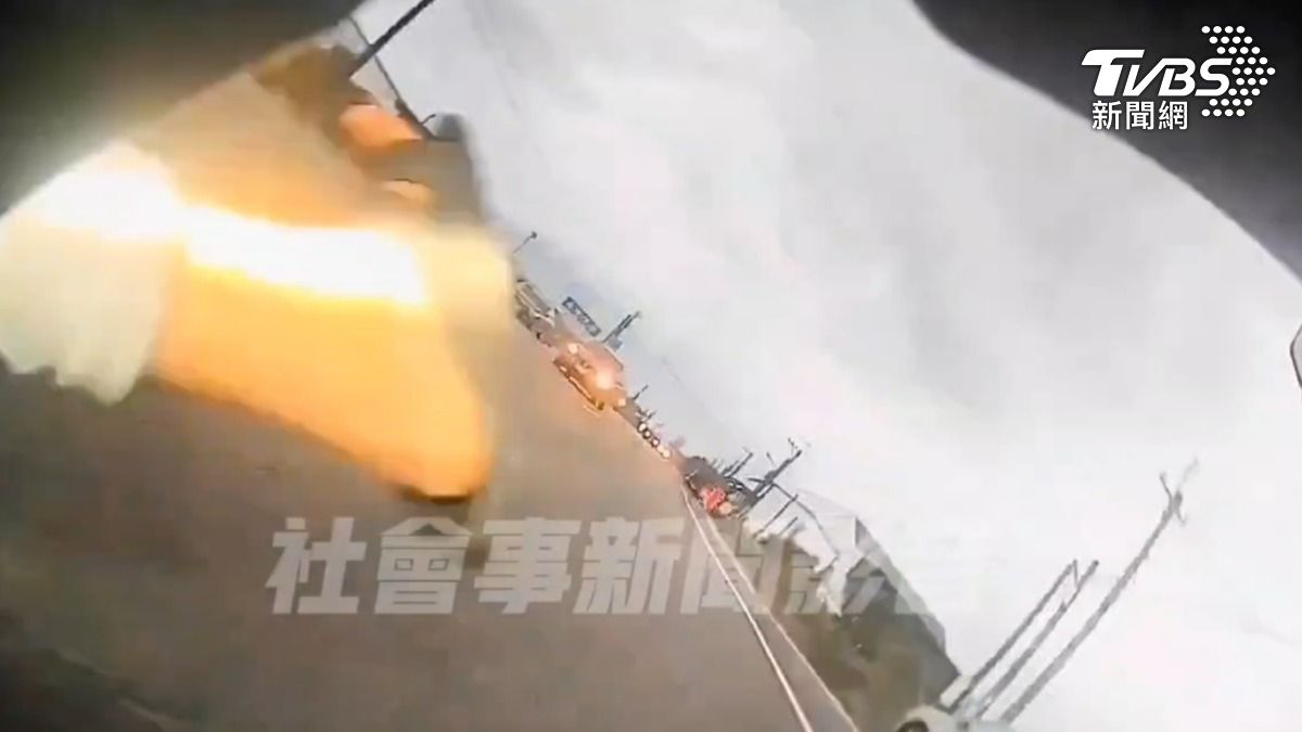 騎士連人帶車慘摔,機車還噴到對向車道。(圖/翻攝自社會事影音)