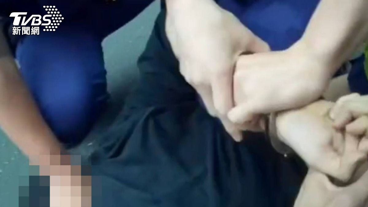 蘇男被警方壓制上銬。(圖/TVBS)