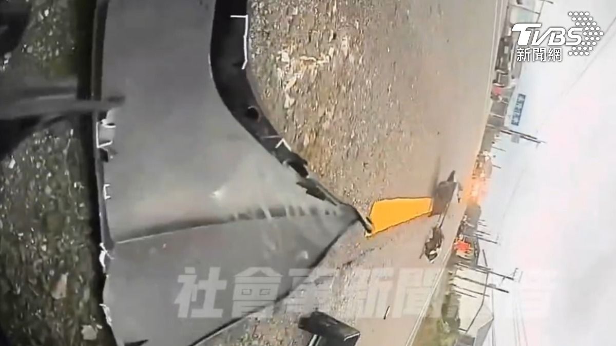 附近民眾見狀後趕緊報警將受傷騎士送醫。(圖/翻攝自社會事影音)
