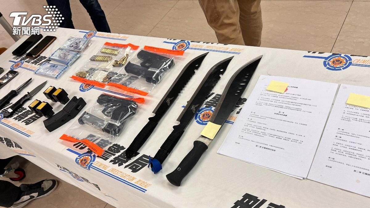 警方起獲槍枝、刀械等犯案工具。(圖/TVBS)