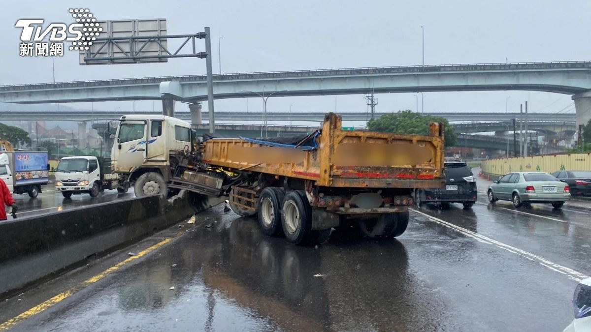 快訊/新北砂石車自撞分隔島衝對向!迎面猛撞小貨車 駕駛送醫