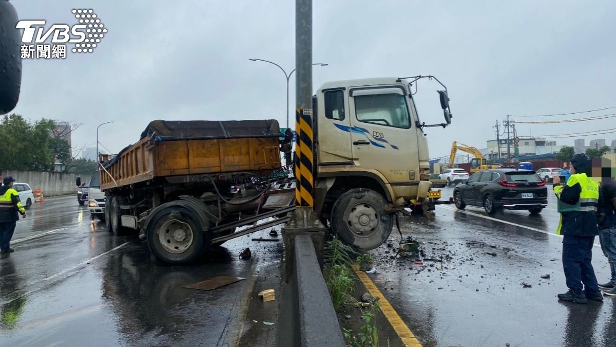 砂石車自撞分隔島後衝對向車道。(圖/TVBS)
