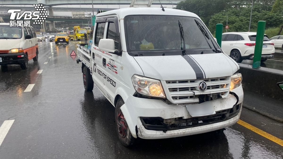 砂石車自撞分隔島後衝對向車道撞上小貨車。(圖/TVBS)