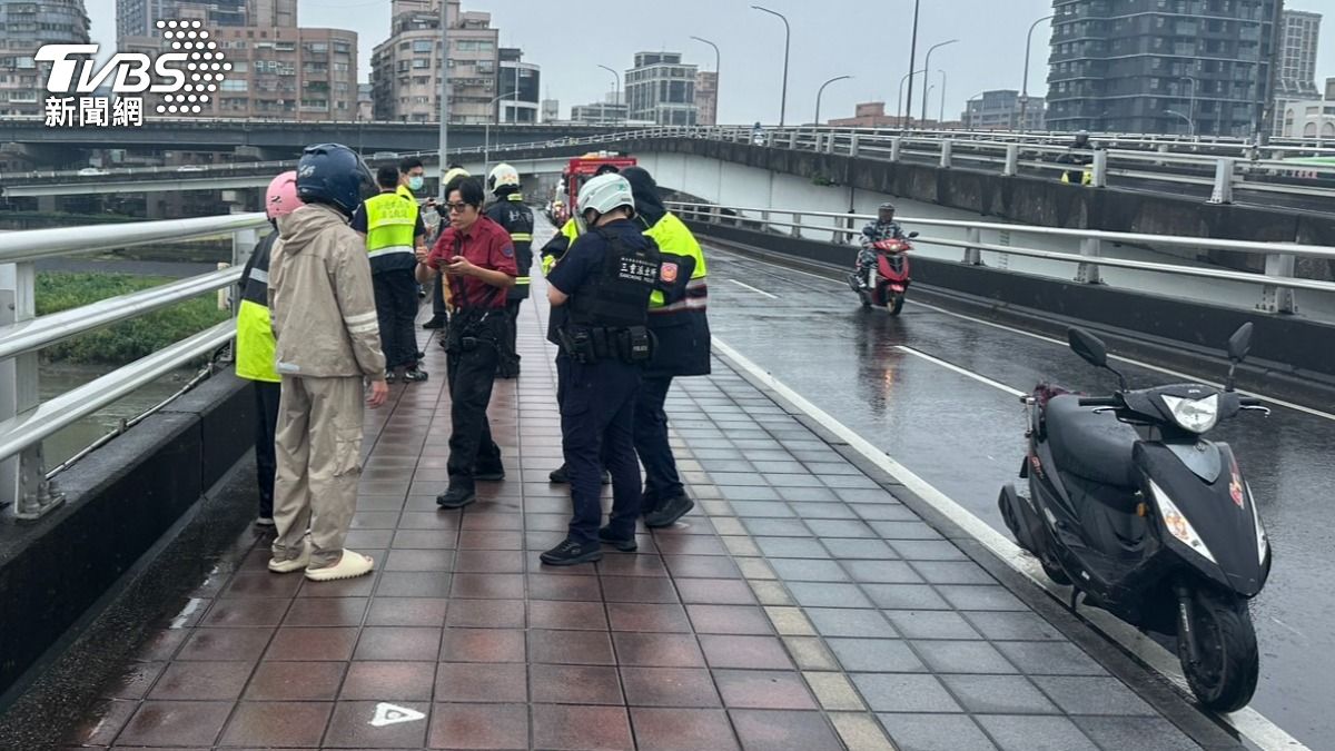 警方根據橋上遺留機車找尋落水者身分。(圖/TVBS)