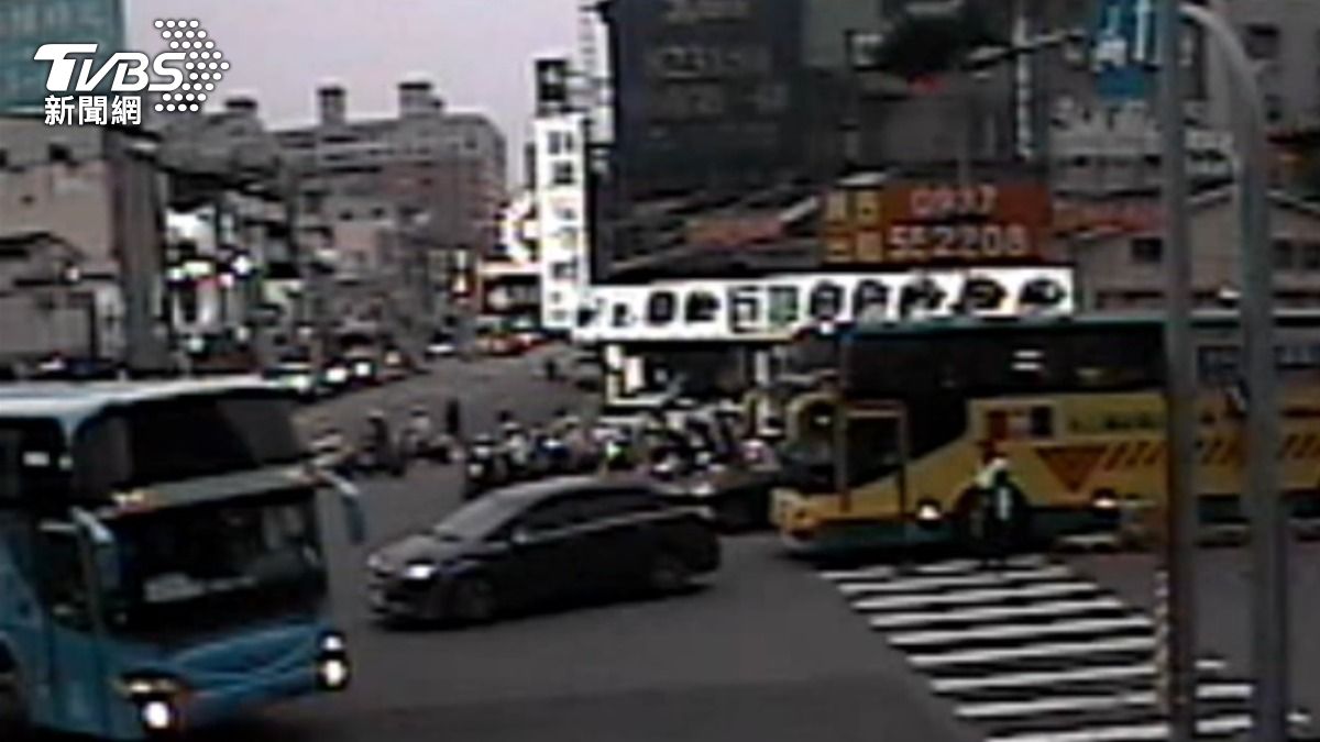 有片/台中校車惡擋救護車?緩慢直行卡車陣 真相竟「誤會一場」