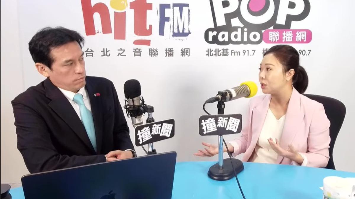 李彥秀(右)接受黃暐瀚(左)專訪。(圖/翻攝自YouTube@hitfm1077)