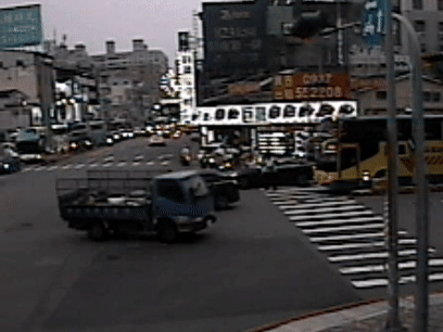 校車只朝直線方向緩慢移動，而非往左右閃讓，讓後方其他駕駛又急又氣。（圖／TVBS）