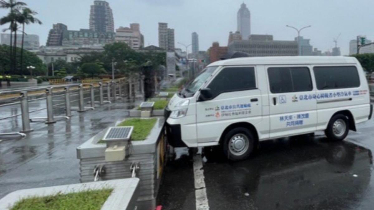 快訊／總統府前花圃遭撞卻「無駕駛」　因他尿急沒拉手煞車釀禍