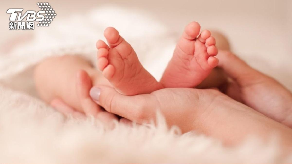一對相差38歲的夫妻，努力10順利產下女嬰。（示意圖／shutterstock達志影像）