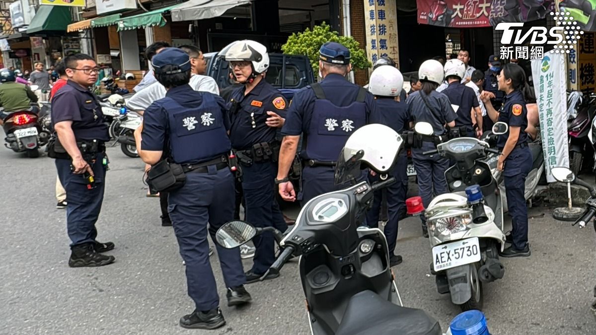 大批警力到場支援。(圖/TVBS)