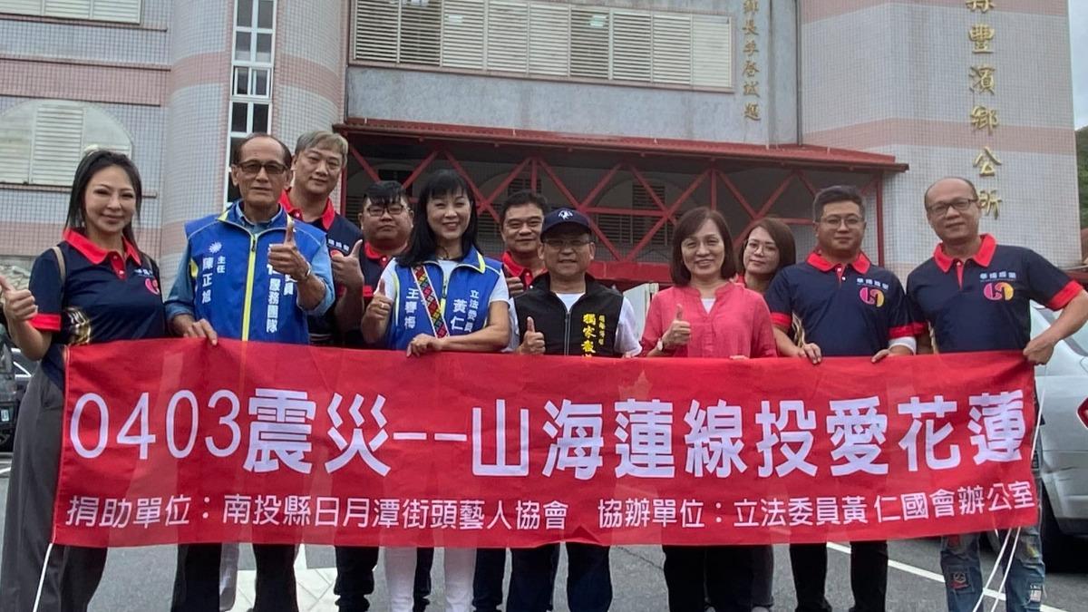 妞妞(左1)參與義演。(酷思玩創意工作室提供)