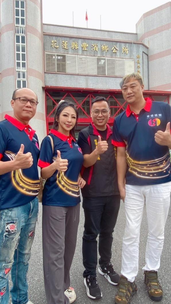 華煬娛樂陳建龍(左起)、妞妞、街頭藝人理事長林沅鴻、華煬娛樂蘇柏臻為花蓮賑災。(酷思玩創意工作室提供)
