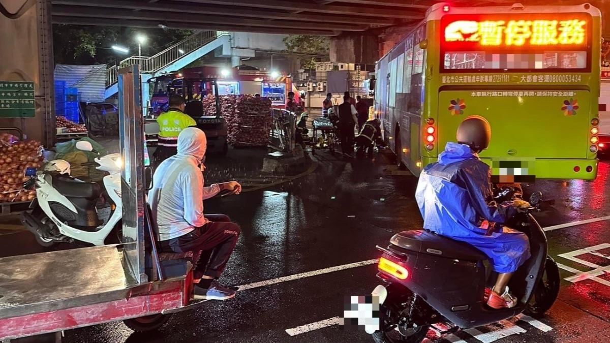 快訊/北市離奇事故!老婦騎單車路過華中橋 下秒詭捲公車底受困
