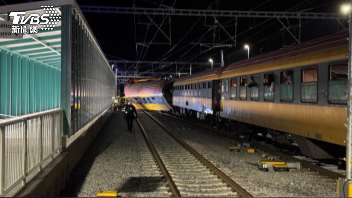 2火車對撞「4死26傷」！車上300人　捷克列車翻覆