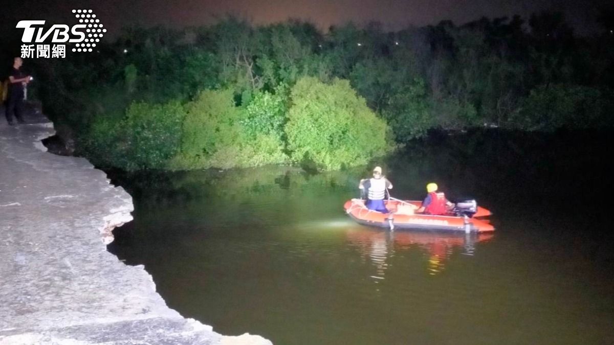警消獲報後立即下水搜救，一小時後尋獲張父冰冷遺體。（圖／TVBS）