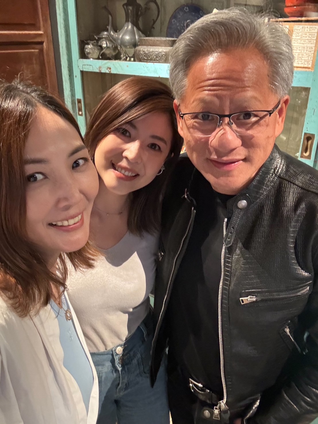 黃仁勳離台倒數,抽空到春韭私廚兌現「打勾勾」承諾。(圖/翻攝貓大爺粉絲團)