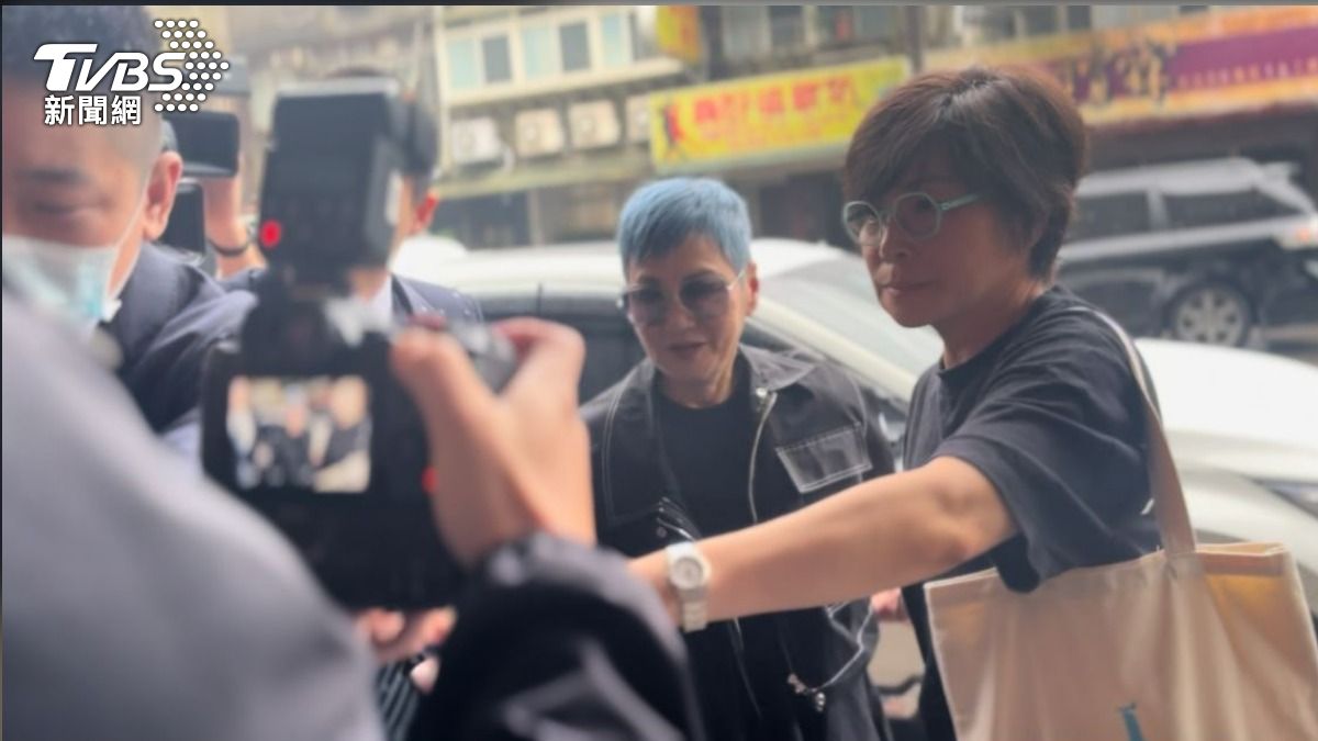 張小燕現身了!黃子佼風波後首露面 邱瓈寬親自護送上車