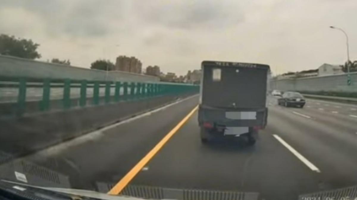 沒聽見?小貨車國道狂擋救護車「鳴笛、廣播都不理」下場慘了